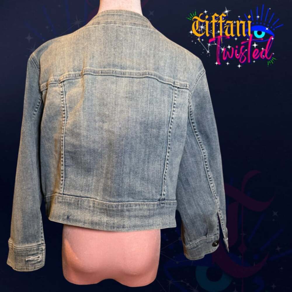 TORRID Denim Jacket – Size 2 (2X) – Light Wash – Classic Button-Up Style